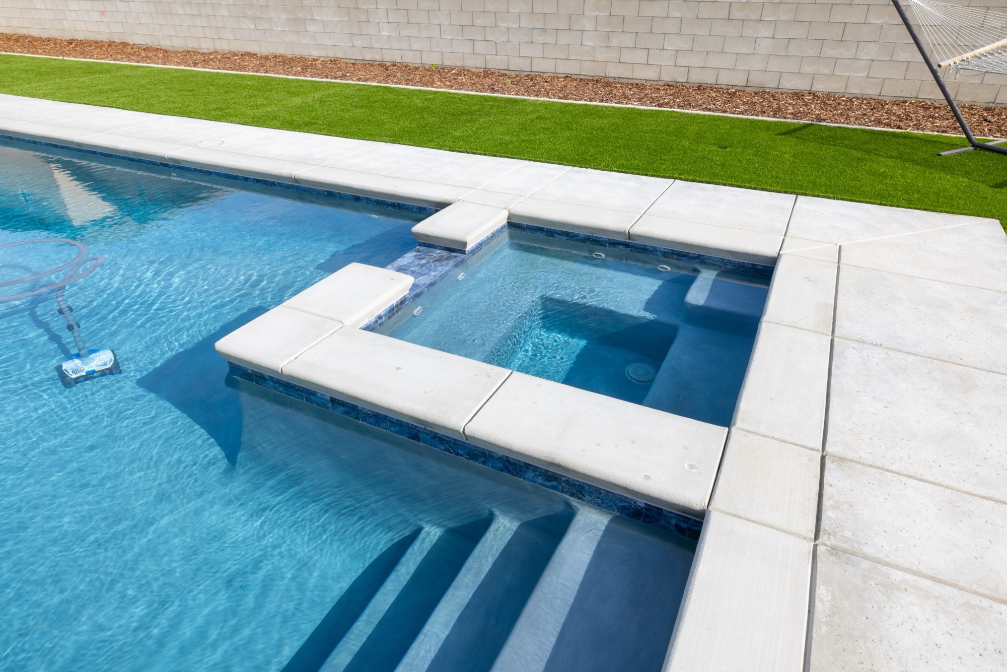 Spa spillover and sun shelf detail